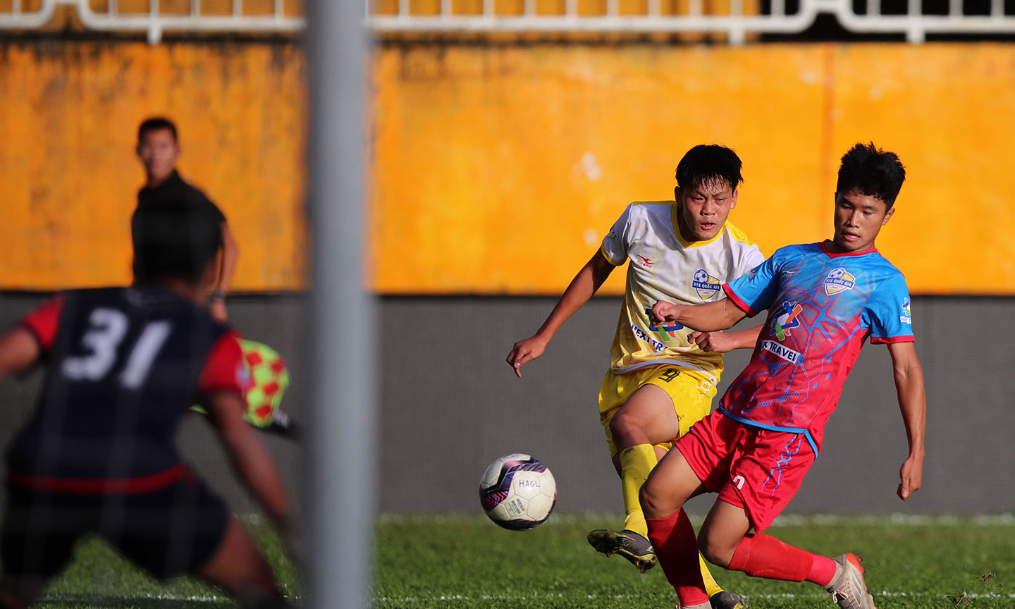 U15 SLNA (vàng) và U15 PVF đã tạo nên trận chung kết rất hấp dẫn.