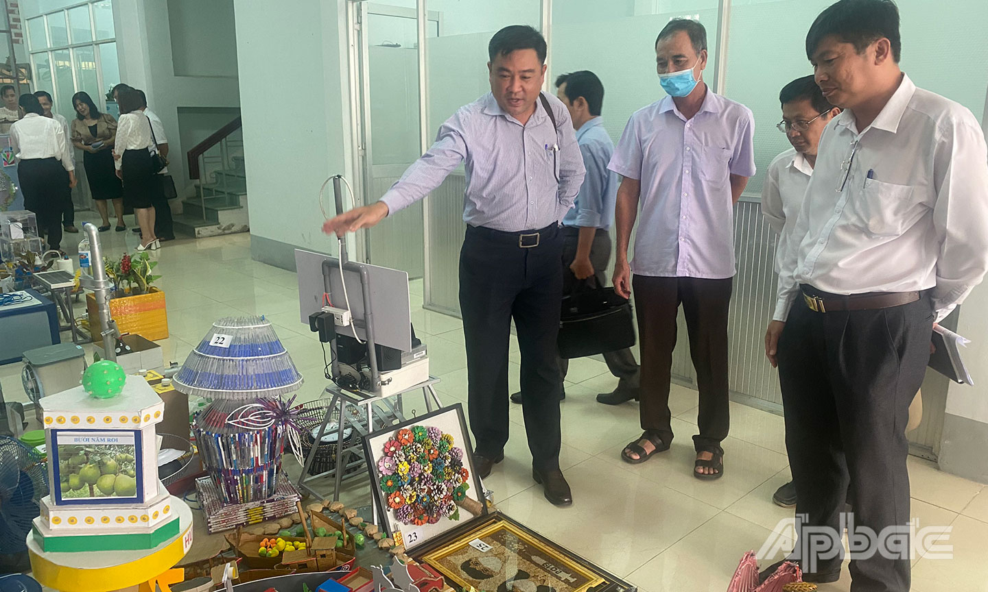 BTC Cuộc thi cấp tỉnh tham quan các mô hình đoạt giải cao.