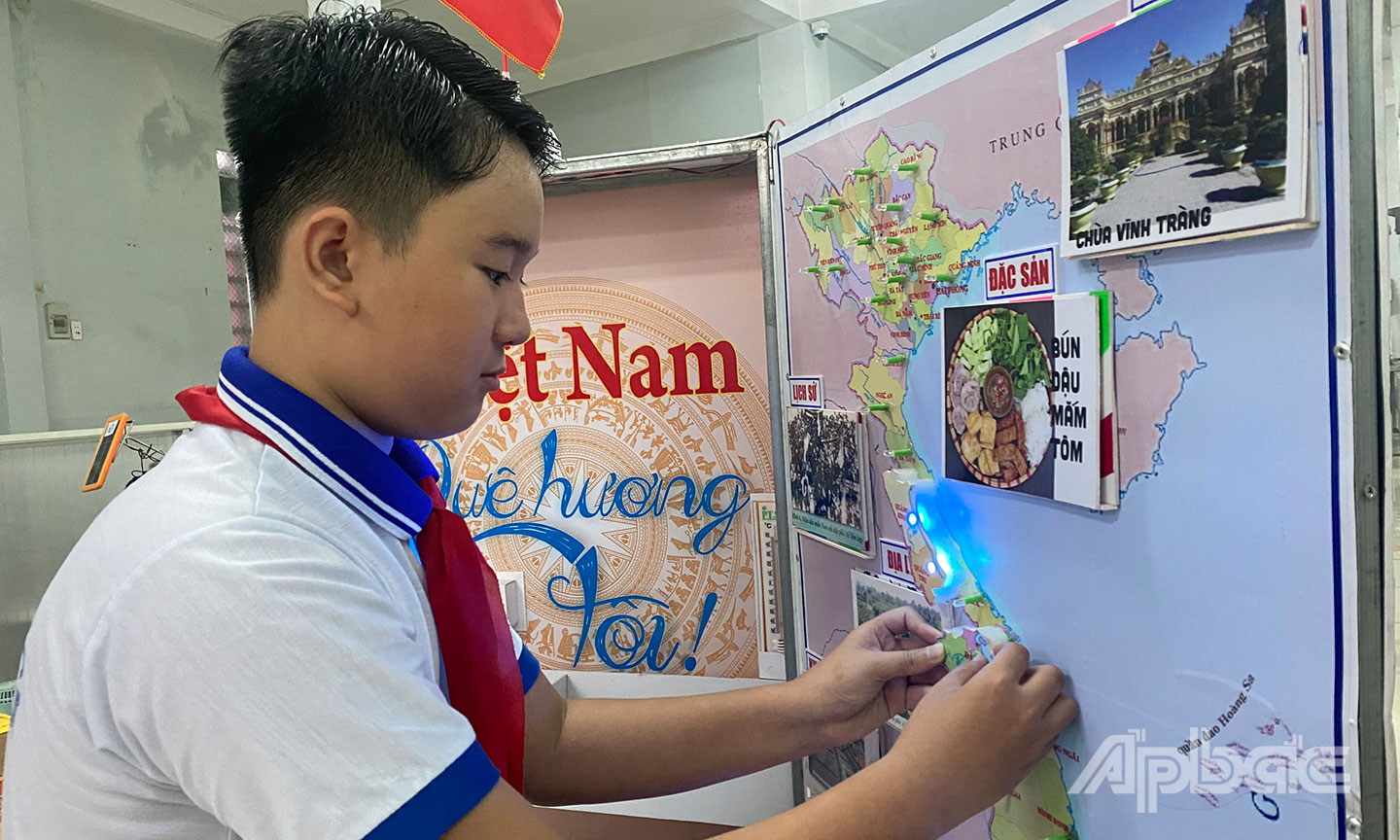 Thiên Phúc với sản phẩm đoạt giải Nhất của mình.