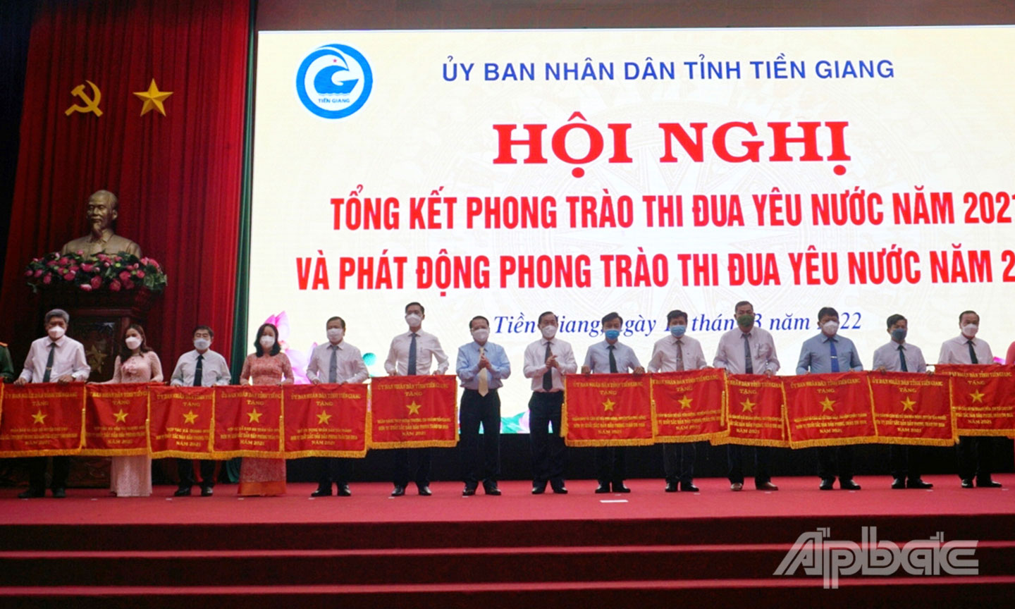  CTA/1: Đồng chí Dương Văn Hòa (thứ 5 từ phải sang) nhận Cờ thi đua xuất sắc năm 2021. ảnh Ngọc An CTA/2,3,4,5: 