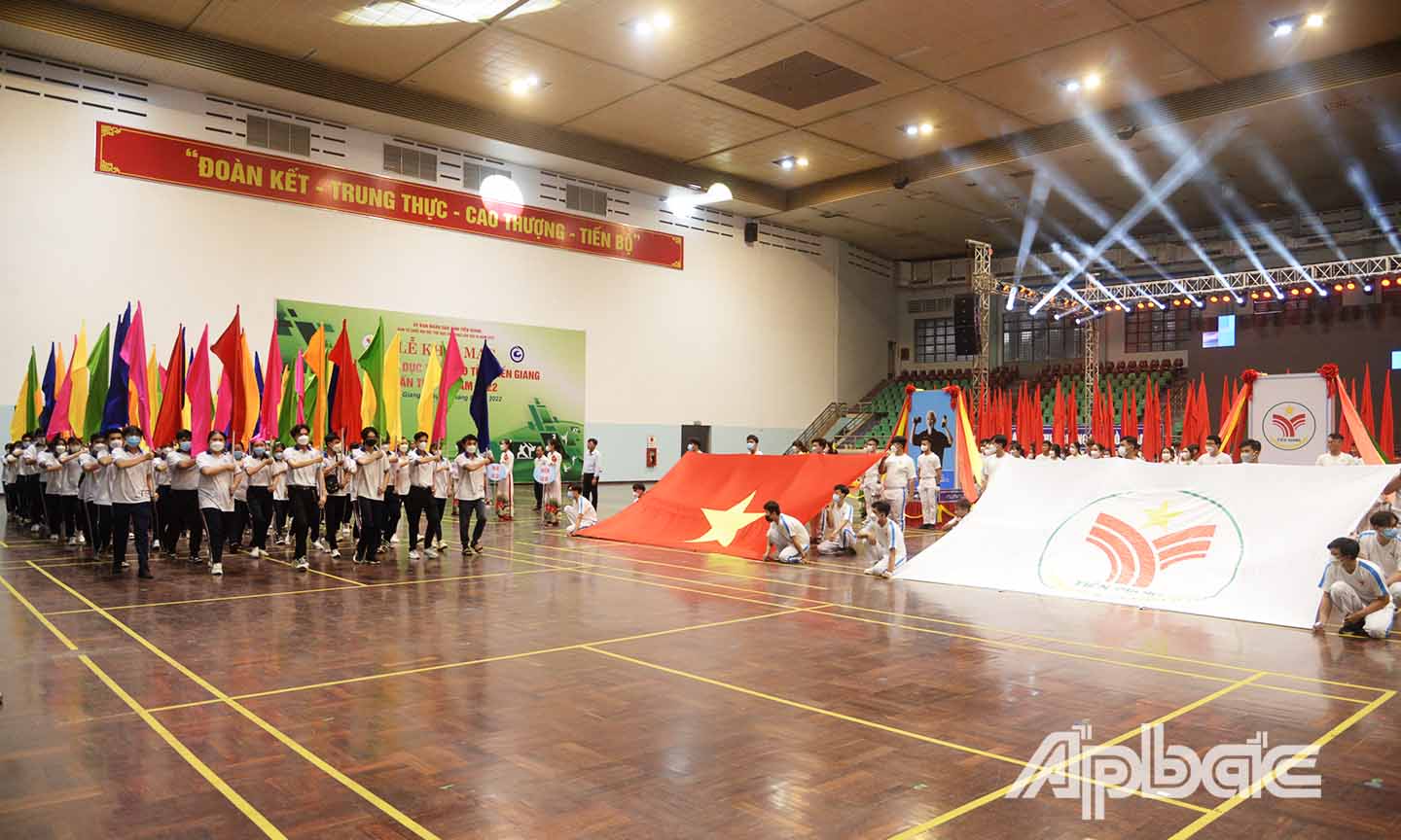 Đồng chí Nguyễn Thành Diệu, Phó Chủ tịch UBND tỉnh, Trưởng Ban Chỉ đạo Đại hội theo dõi buổi biễn diễn báo cáo Lễ Khai mạc Đại hội TDTT tỉnh Tiền Giang lần thứ IX năm 2022.