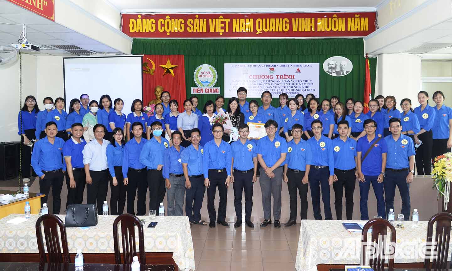 Các đoàn viên tham gia chương trình cùng chụp ảnh lưu niệm,