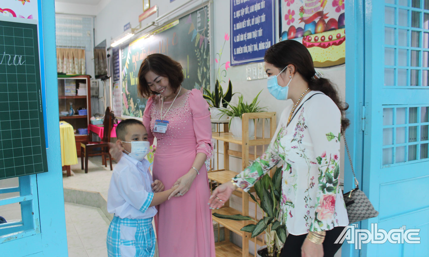 Giáo viên Trường Tiểu học Lê Quý Đôn ân cần đón học sinh đến trường. 