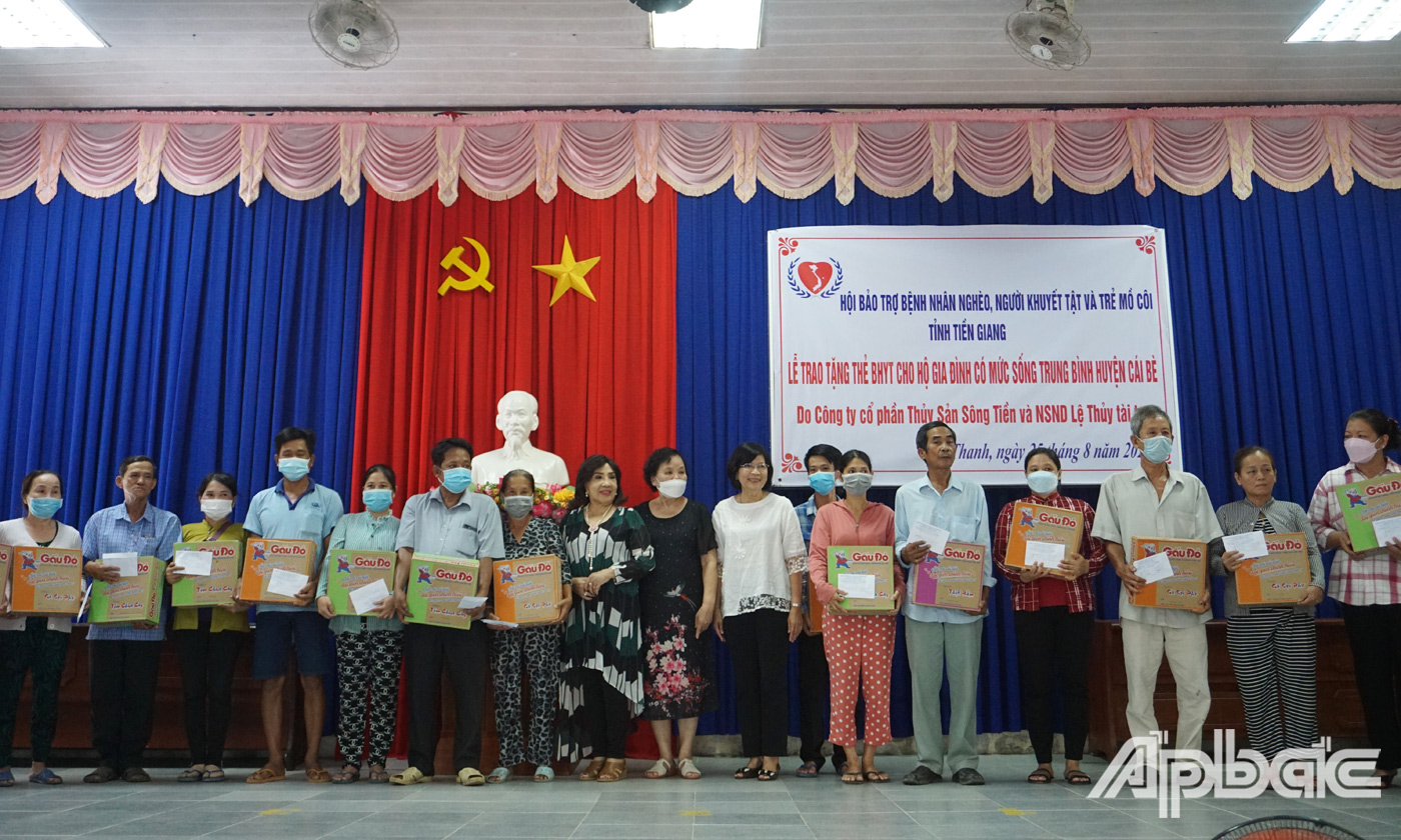 Ban tổ chức trao BHYT cho các hộ gia đình tại xã Tân Thanh