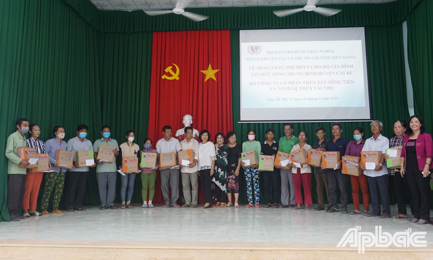 Ban tổ chức trao BHYT cho các hộ gia đình tại xã Hậu Mỹ Bắc A