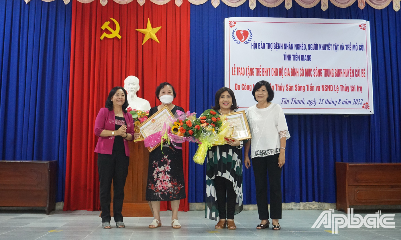 Hội Bảo trợ tỉnh tặng Bằng khen của Chủ tịch UBND tỉnh Tiền Giang cho bà Nguyễn Thị Ánh và Trần Thị Lệ Thủy