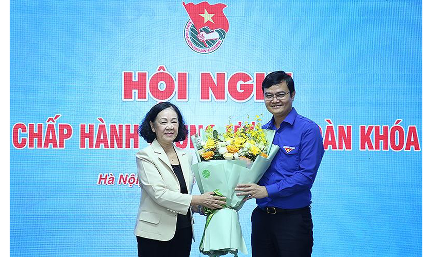 Đồng chí Trương Thị Mai tặng hoa chúc mừng tân Bí thư thứ nhất Trung ương Đoàn Thanh niên Cộng sản Hồ Chí Minh Bùi Quang Huy.