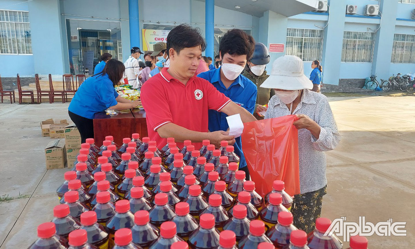 Hội CTĐ TP. Mỹ Tho tổ chức Chương trình “Chợ 0 đồng” giúp các hộ nghèo có  hoàn cảnh khó khăn trên  địa bàn thành phố.  Ảnh: Thanh Sang