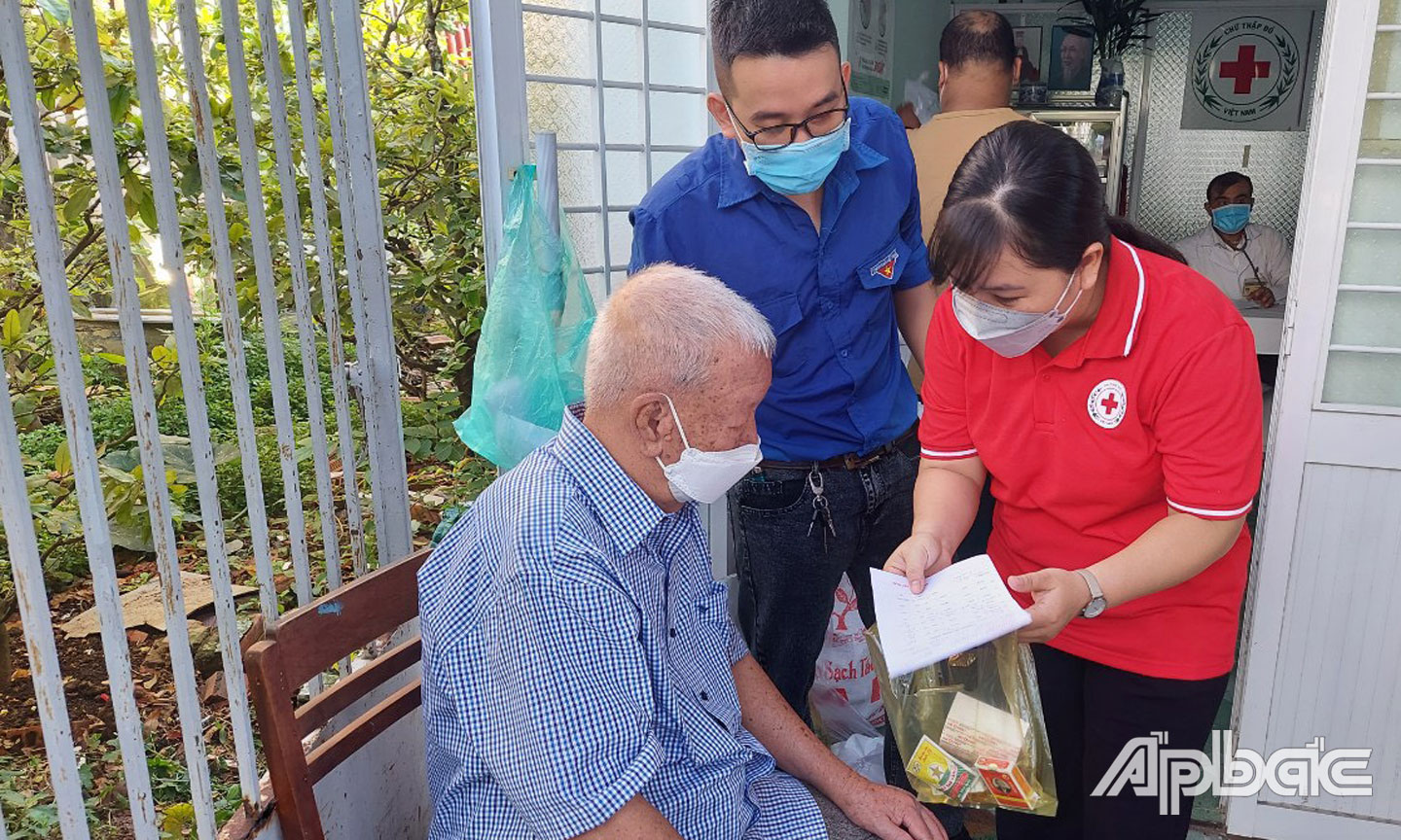 Hội CTĐ TP. Mỹ Tho tổ chức khám, chữa bệnh và cấp thuốc miễn phí cho người nghèo (Ảnh: Thanh Sang)