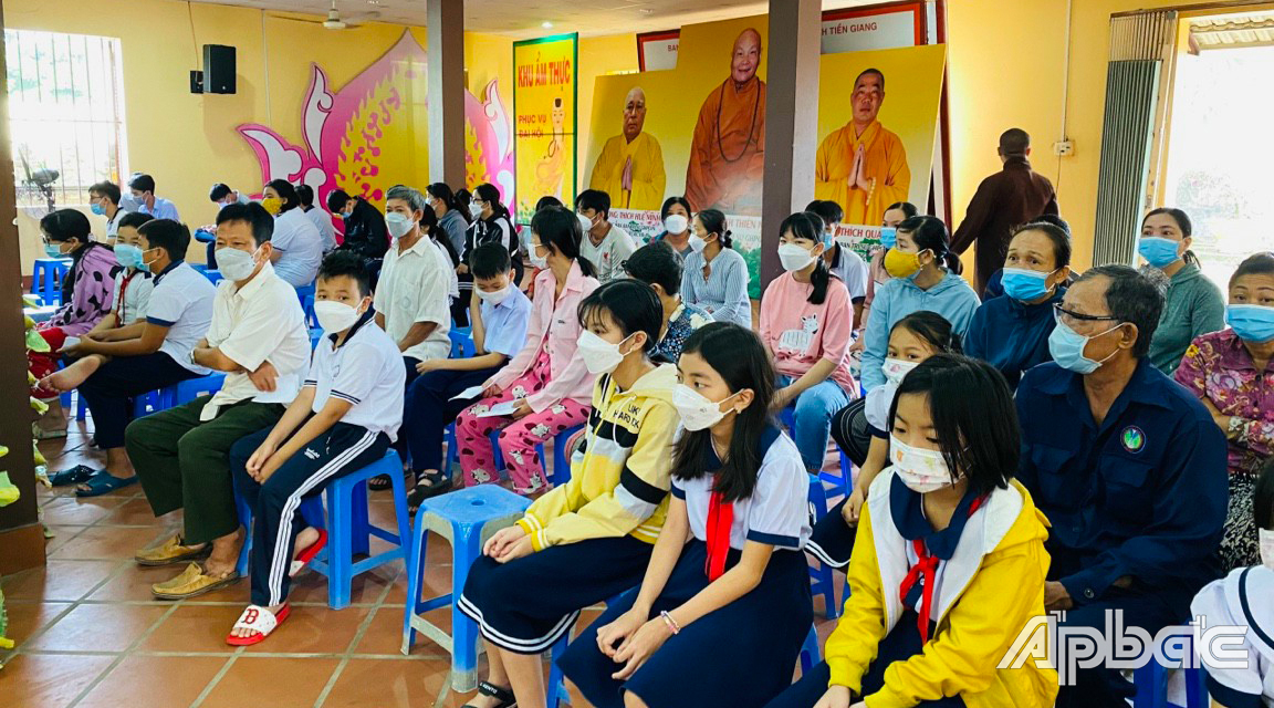 Tặng học bổng cho học sinh, sinh viên là hoạt động an sinh xã hội được ưu tiên thực hiện của Phật giáo Tiền Giang
