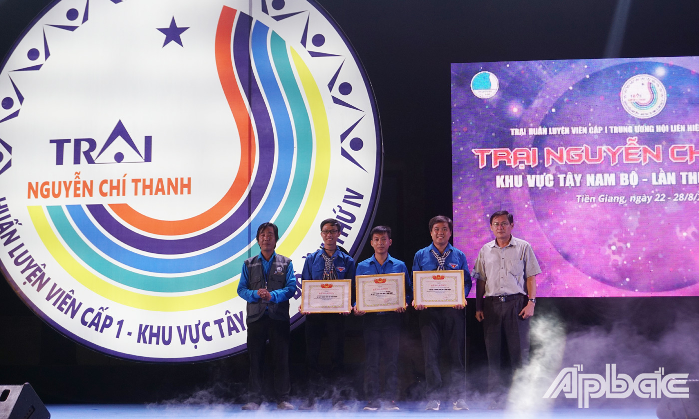 Đồng chí Đỗ Tấn Hùng, Trần Thanh Bình trao giải Nhất, Nhì, Ba toàn đoàn cho các  đơn vị