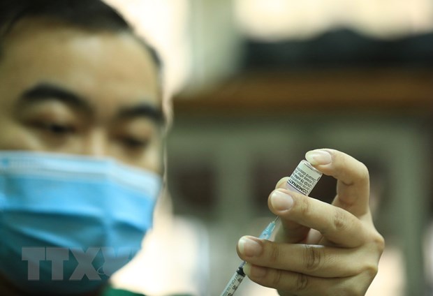 Tiêm vaccine phòng COVID-19 cho người dân. (Ảnh: Hoàng Hiếu/TTXVN).