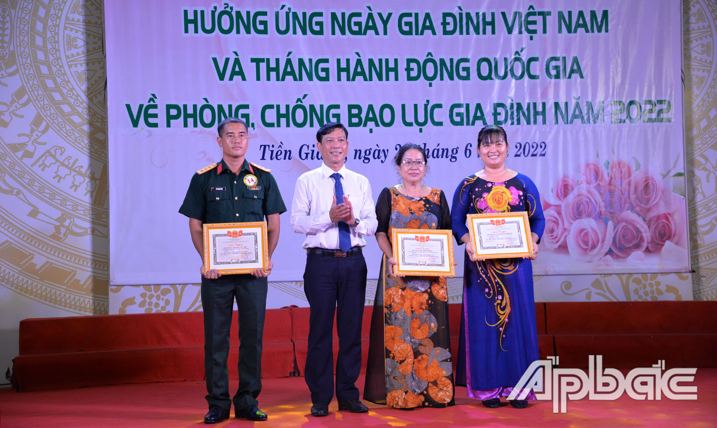 Lãnh đạo Sở VHTT&DL trao Giấy khen cho gia đình đoạt giải Hội thi Nấu ăn bữa cơm gia đình năm 2022.
