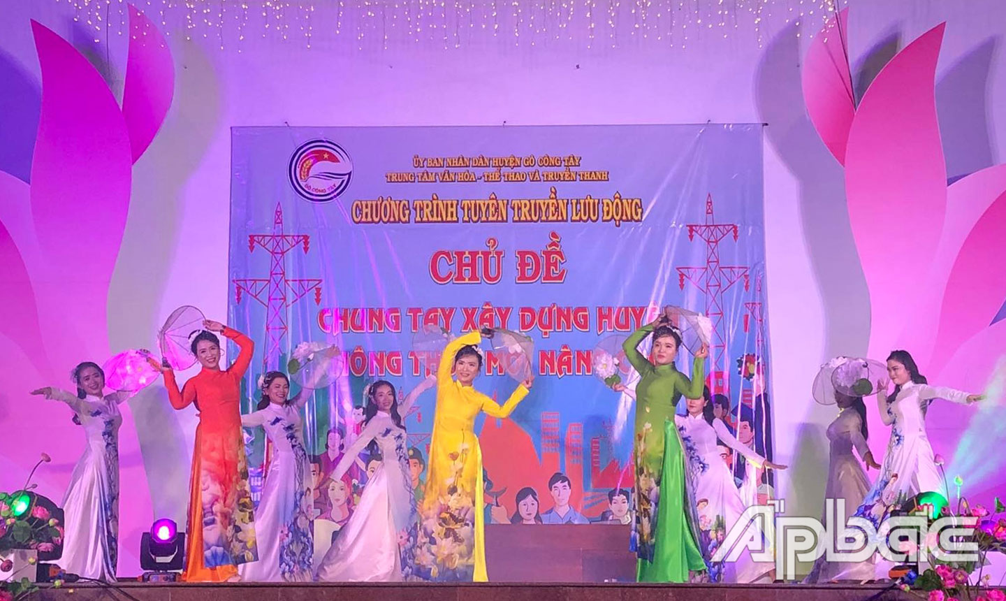 Nhiều hoạt động văn hóa, văn nghệ được huyện Gò Công Tây tổ chức, thu hút đông đảo người dân đến thưởng thức.