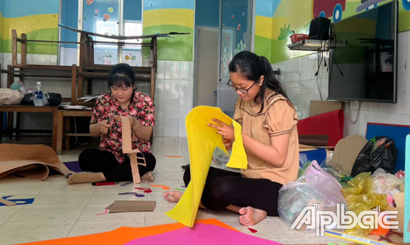 Giáo viên Trường Mẫu giáo Bình Minh (TX. Gò Công) trang trí lớp học, đón trẻ nhập học.  