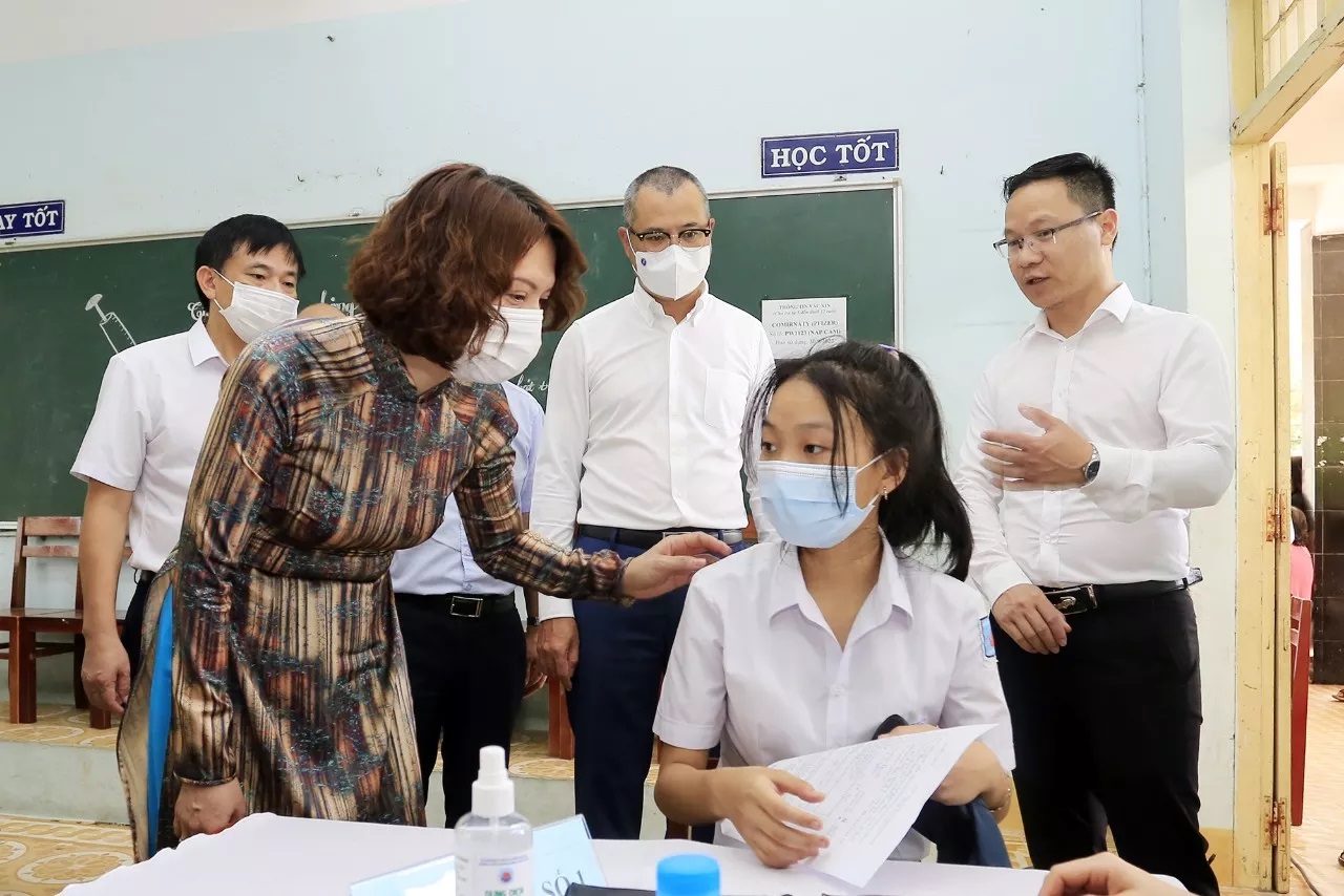 Bí thư Tỉnh uỷ Phú Yên Phạm Đại Dương, Thứ trưởng Bộ Y tế Nguyễn Thị Liên Hương trò chuyện với học sinh cuẩn bị tiêm mũi 3 vaccine phòng COVID-19 tại trường THPT Lương Văn Chánh - tỉnh Phú Yên Ảnh: Tuấn Anh