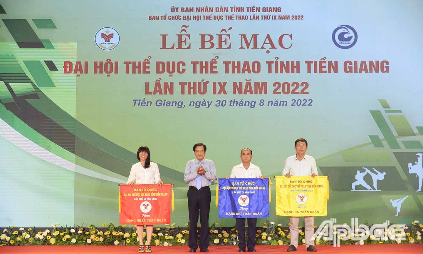 Đồng Chí Nguyễn Đức Đảm trao giải Nhất, Nhì, Ba toàn đoàn cho các đơn vị 
