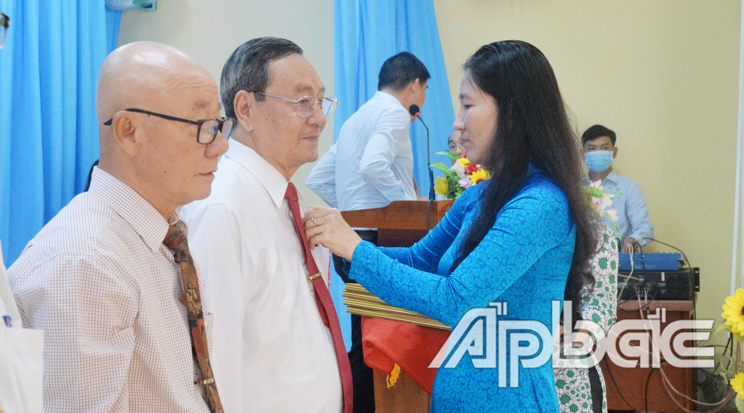 Dịp này đồng chí Phan Văn Hà, nguyên Phó Chủ tịch UBND tỉnh đã vinh dự đón nhận Huy hiệu 40 năm tuổi Đảng