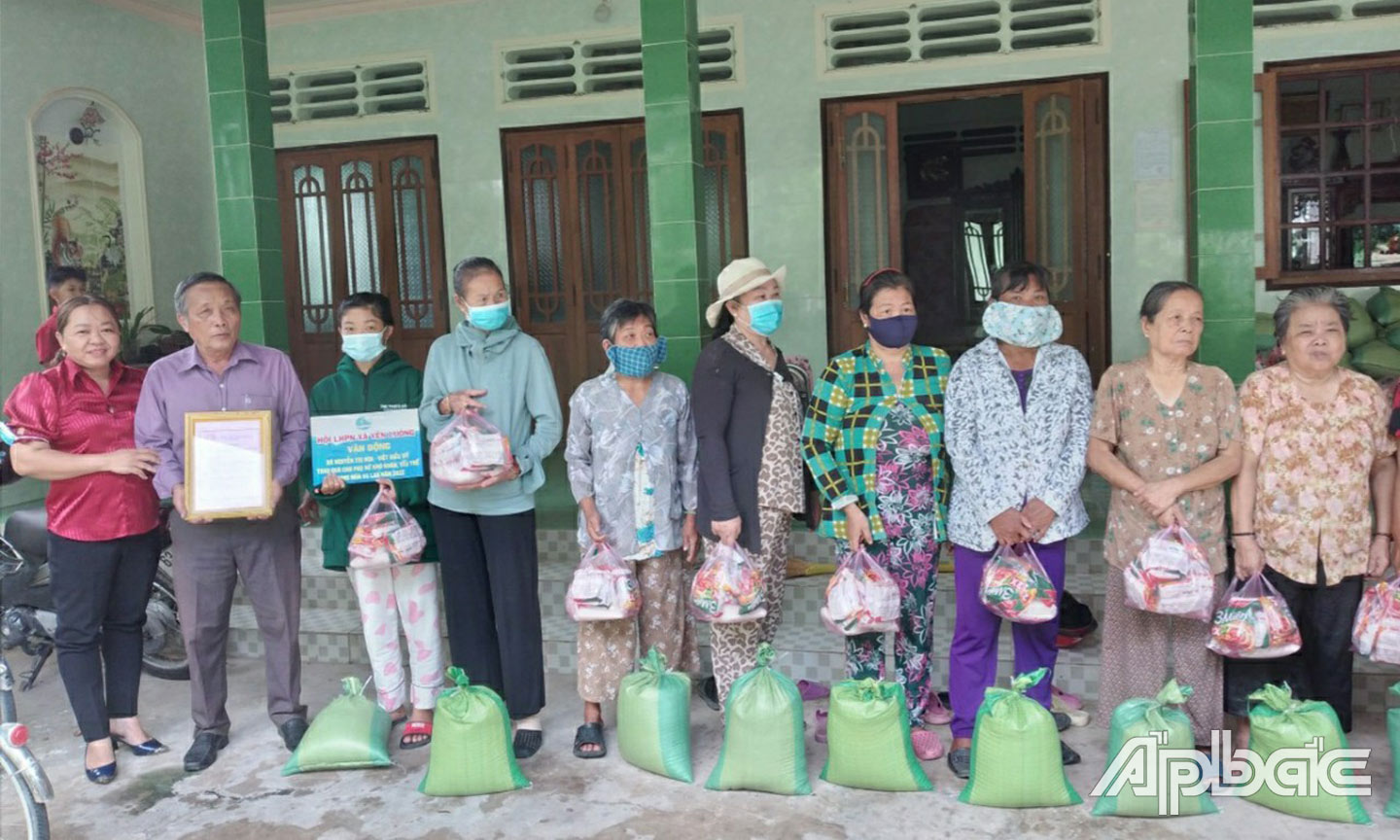 Nhiều bí thư chi bộ kiêm trưởng ấp, khu phố không ngại khó, ngại khổ, tích cực vận động các tổ chức, cá nhân ủng hộ kinh phí chăm lo cho người nghèo, hộ khó khăn.