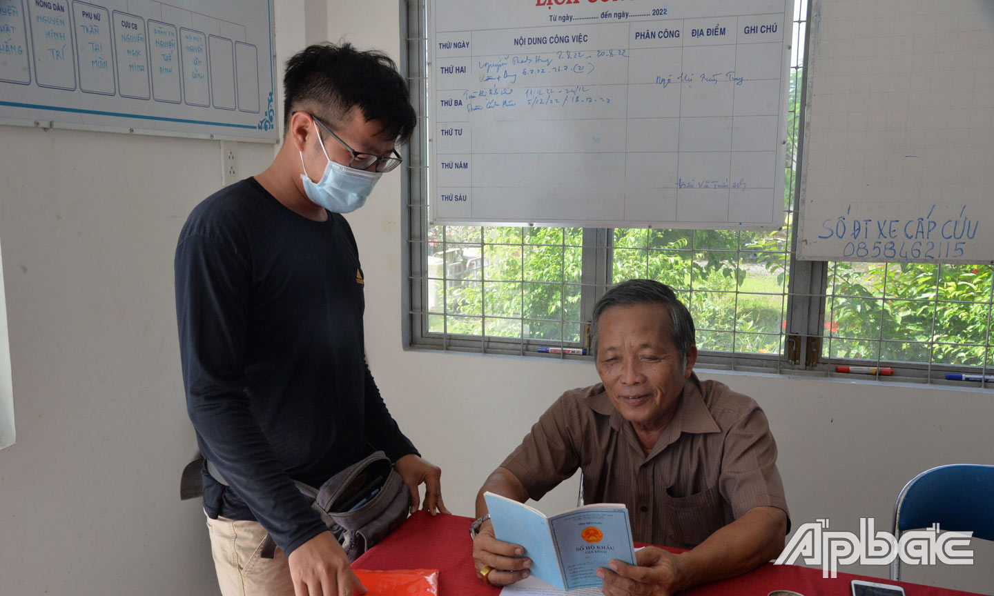 Đồng chí Nguyễn Văn Qưới, Bí thư Chi bộ kiêm Trưởng ấp Phú Qưới,  xã Yên Luông, huyện Gò Công Tây ân cần giải quyết công việc cho người dân.
