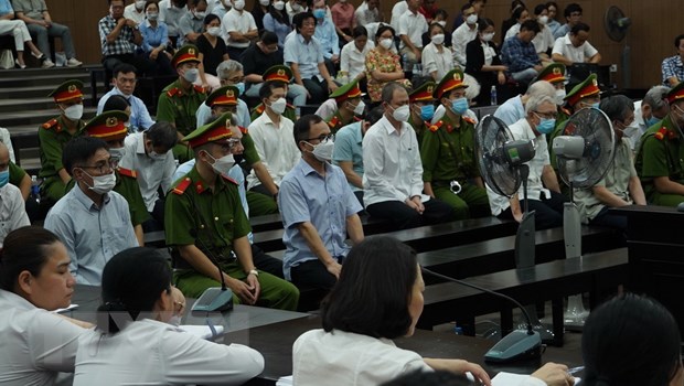 Các bị cáo nghe tòa tuyên án. (Ảnh: Kim Anh/TTXVN)