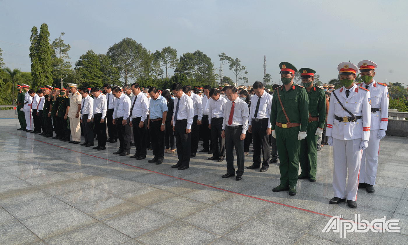 Đoàn dành phút mặc niệm tưởng nhớ các anh hùng liệt sĩ.