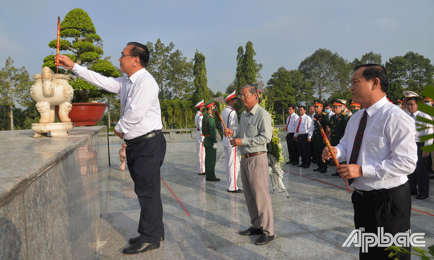 Đoàn cán bộ lãnh đạo Tỉnh trang trọng đặt tràng hoa, thắp hương tưởng niệm các Anh hùng liệt sĩ tại Nghĩa trang Liệt sĩ tỉnh.