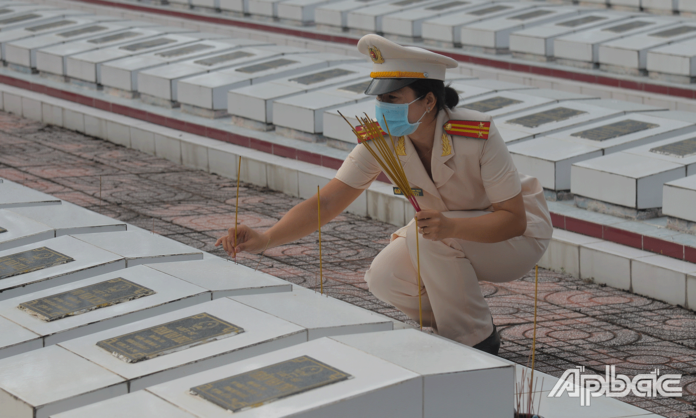 Đoàn thắp nhang các Anh hùng liệt sĩ vô danh và mộ các liệt sĩ.