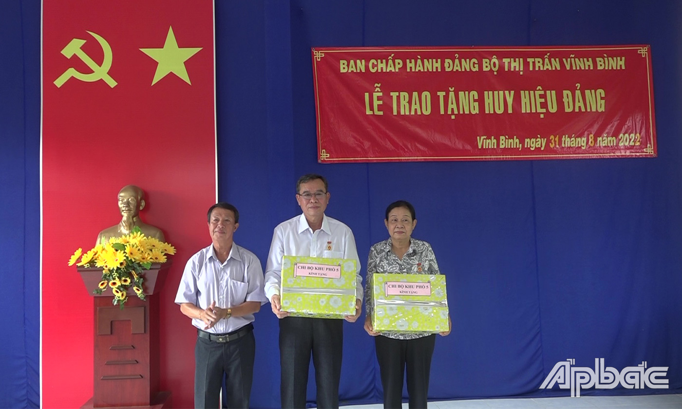 Chi bộ khu phố 5 trao quà cho các Đảng viên