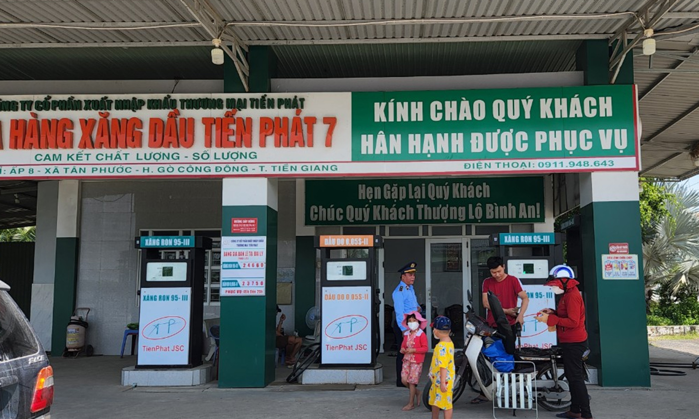 Lực lượng QLTT giám khảo sát động kinh doanh xăng, dầu.