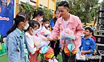 Trao 50 phần quà và 700 bánh trung thu cho học sinh