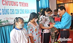 Trao tặng học bổng Tấm Lòng Vàng cho con công nhân, lao động khó khăn