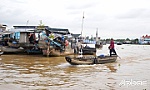 Trăn trở chợ nổi Cái Bè