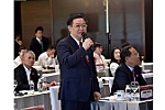 Chủ tịch Quốc hội Vương Đình Huệ tranh luận với chuyên gia kinh tế cao cấp của UNDP tại Việt Nam