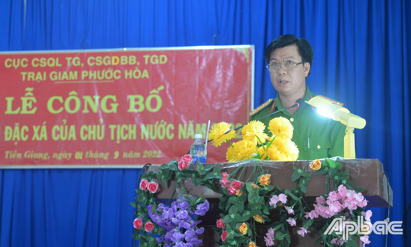 Đại tá Nguyễn Văn Đông, Giám thị trại giam công bố quyết định.