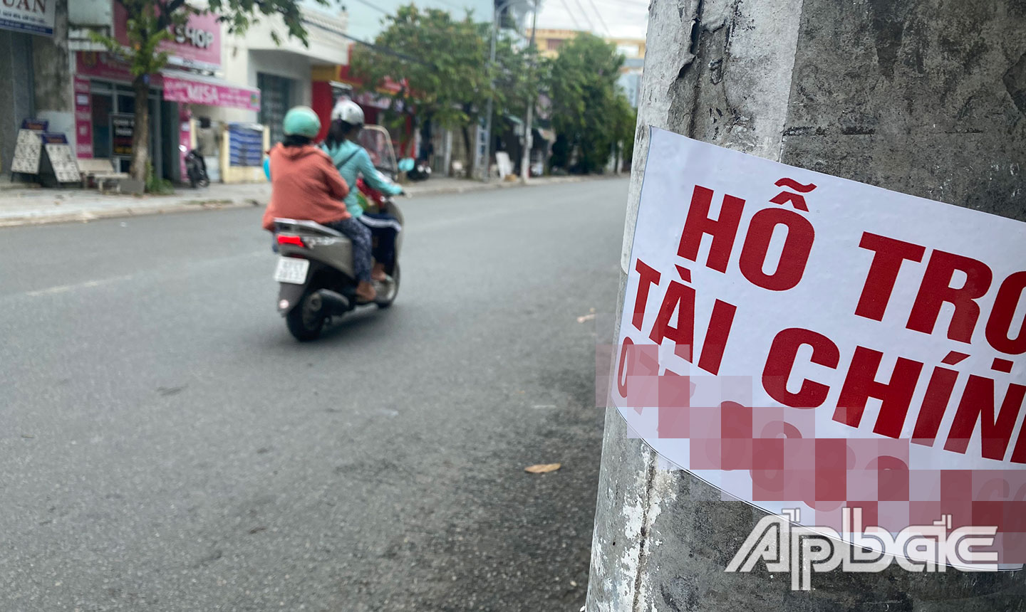 Bảng dán “hỗ trợ tài chính” kèm số điện thoại dán rải rác khắp nơi.