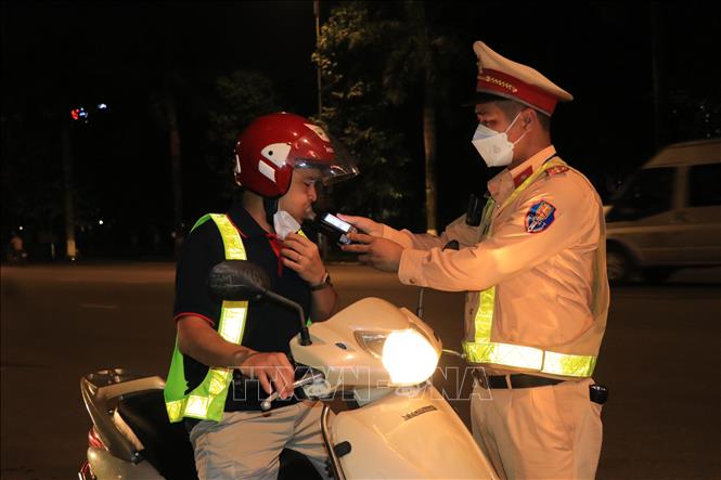 Lực lượng Công an giao thông tỉnh Bắc Ninh dừng xe, kiểm tra nồng độ cồn những người lái xe tại đường Trần Hưng Đạo, phường Đại Phúc, thành phố Bắc Ninh. Ảnh tư liệu: Thanh Thương/TTXVN