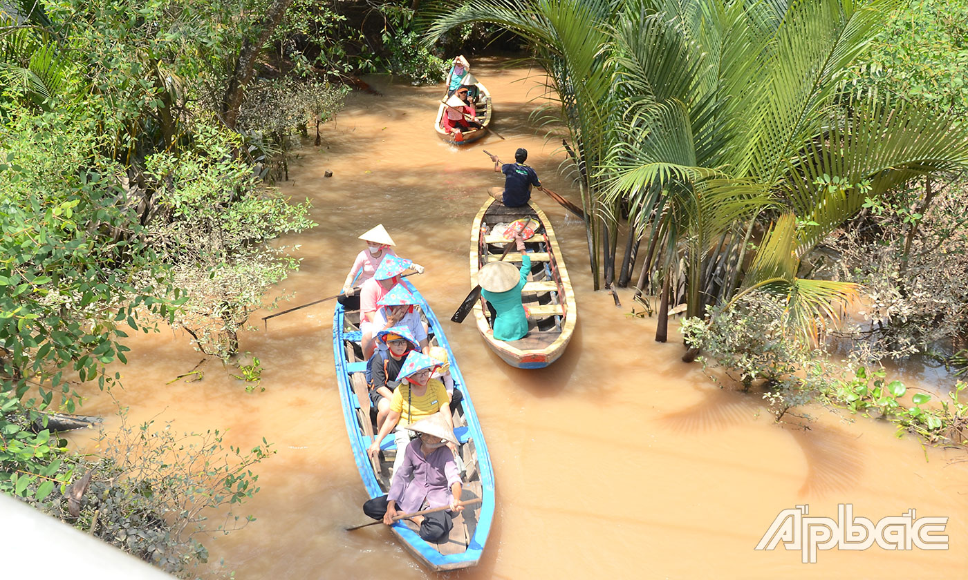 Du khách trải nghiệm đi đò chèo.