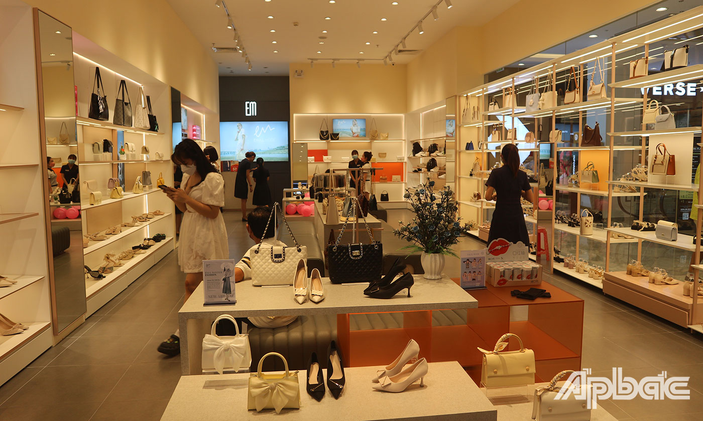 Các cửa hàng quần áo, giày dép tại Trung tâm Thương mại Vincom Plaza Mỹ Tho đông khách mua sắm