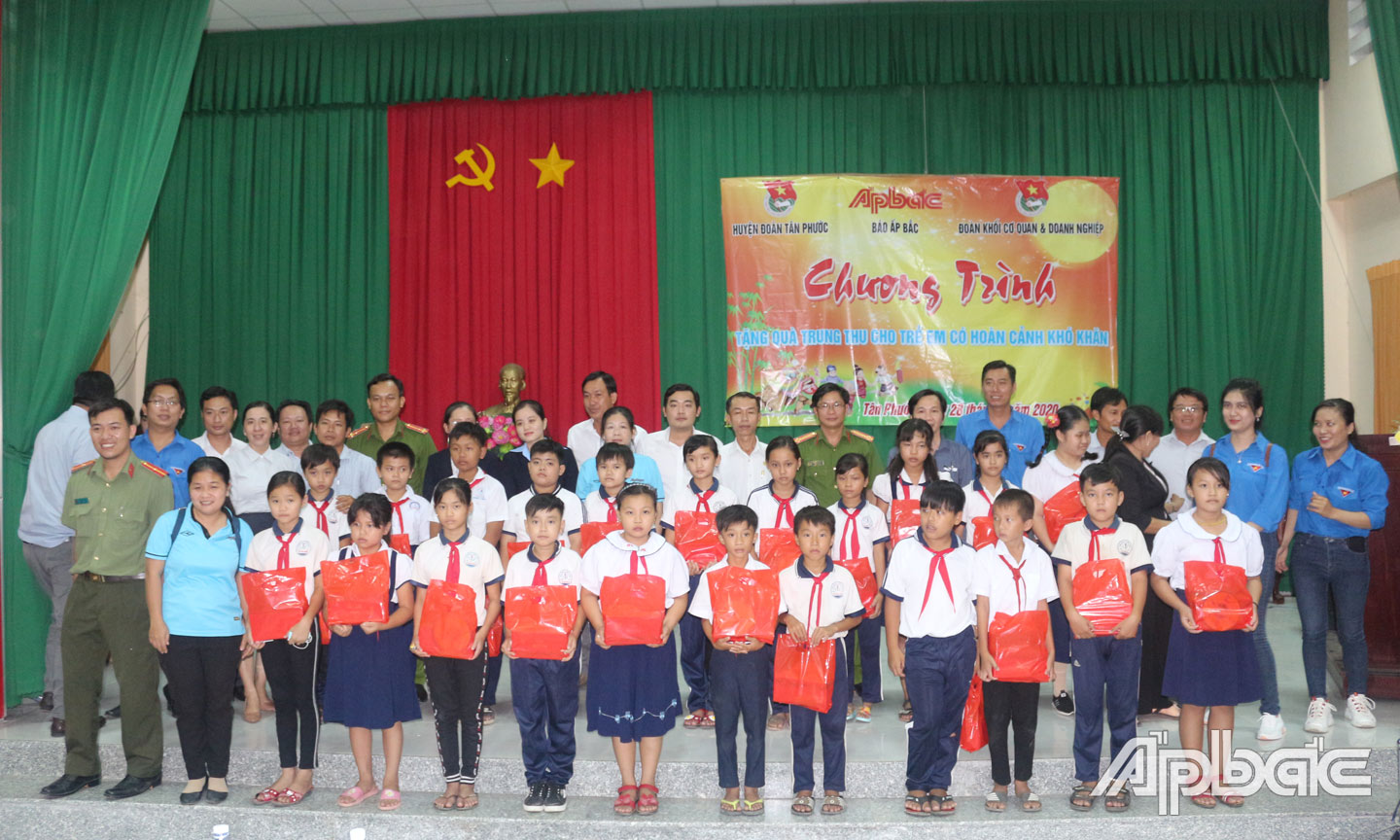  Chương trình “Tặng quà trung thu cho trẻ em có hoàn cảnh khó khăn” được Báo Ấp Bắc tổ chức thực hiện vào năm 2020 tại huyện Tân Phước.