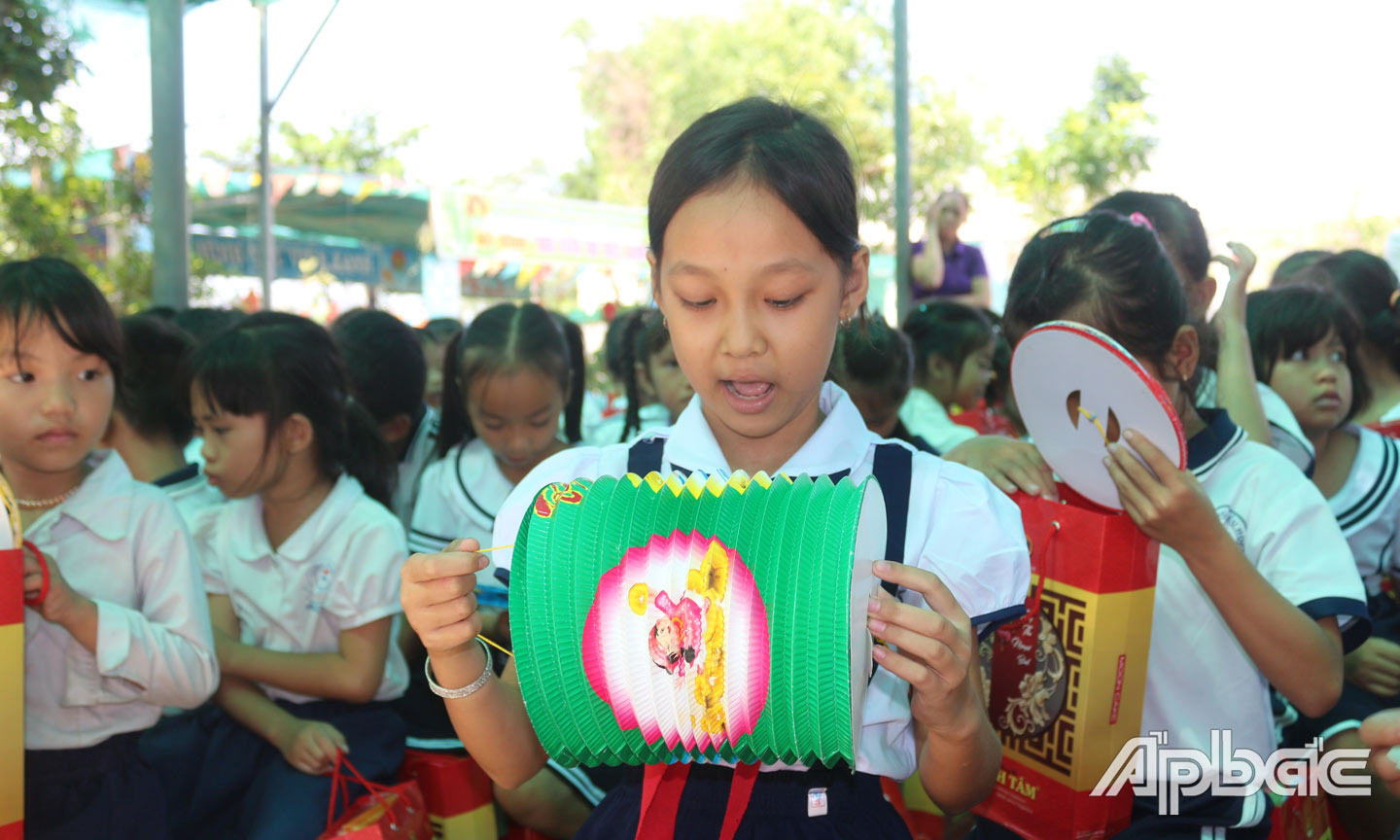 Nhiều trẻ em có hoàn cảnh khó khăn đã được nhận lồng đèn, bánh trung thu từ Chương trình “Tặng quà trung thu cho trẻ em có hoàn cảnh khó khăn”  của Báo Ấp Bắc.                   			                                              Ảnh: H.L