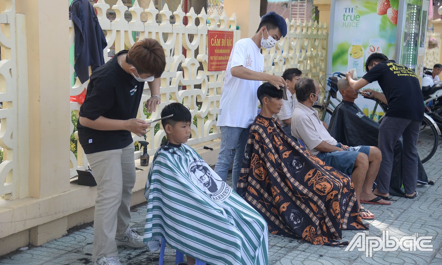 Các bạn trẻ của nhóm anh Cường vừa được rèn tay nghề, vừa san sẻ yêu thương với người lao động  có thu nhập thấp.