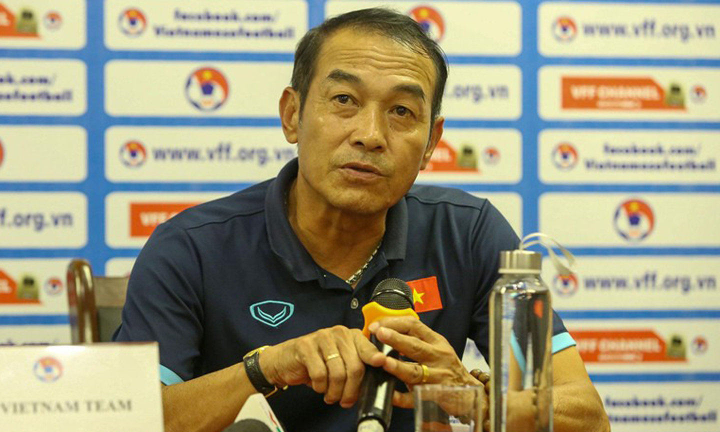 Huấn luyện viên Đinh Thế Nam trả lời họp báo sau trận đấu giao hữu quốc tế. (Ảnh: VFF)