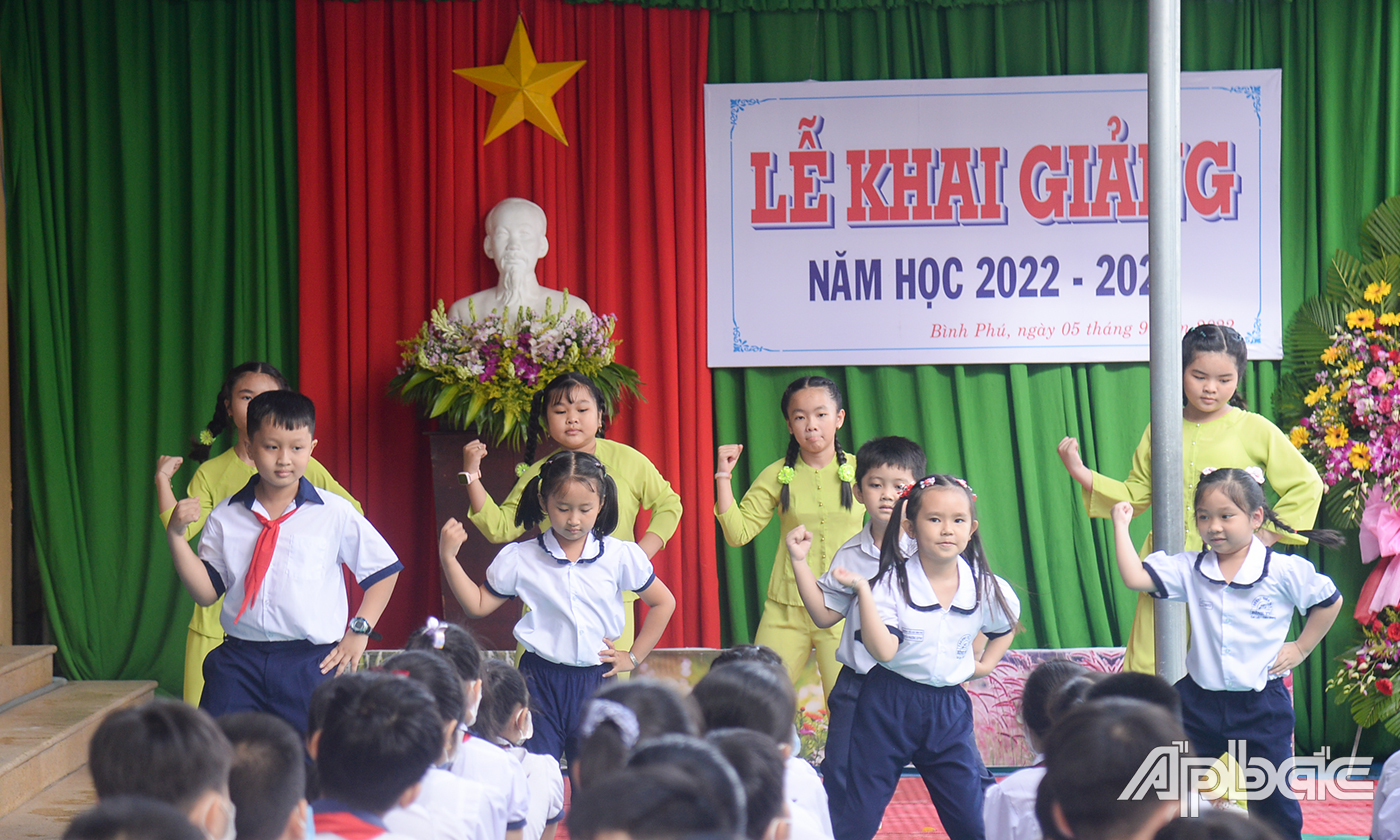 Tiết mục văn nghệ do học sinh trường trình bày.