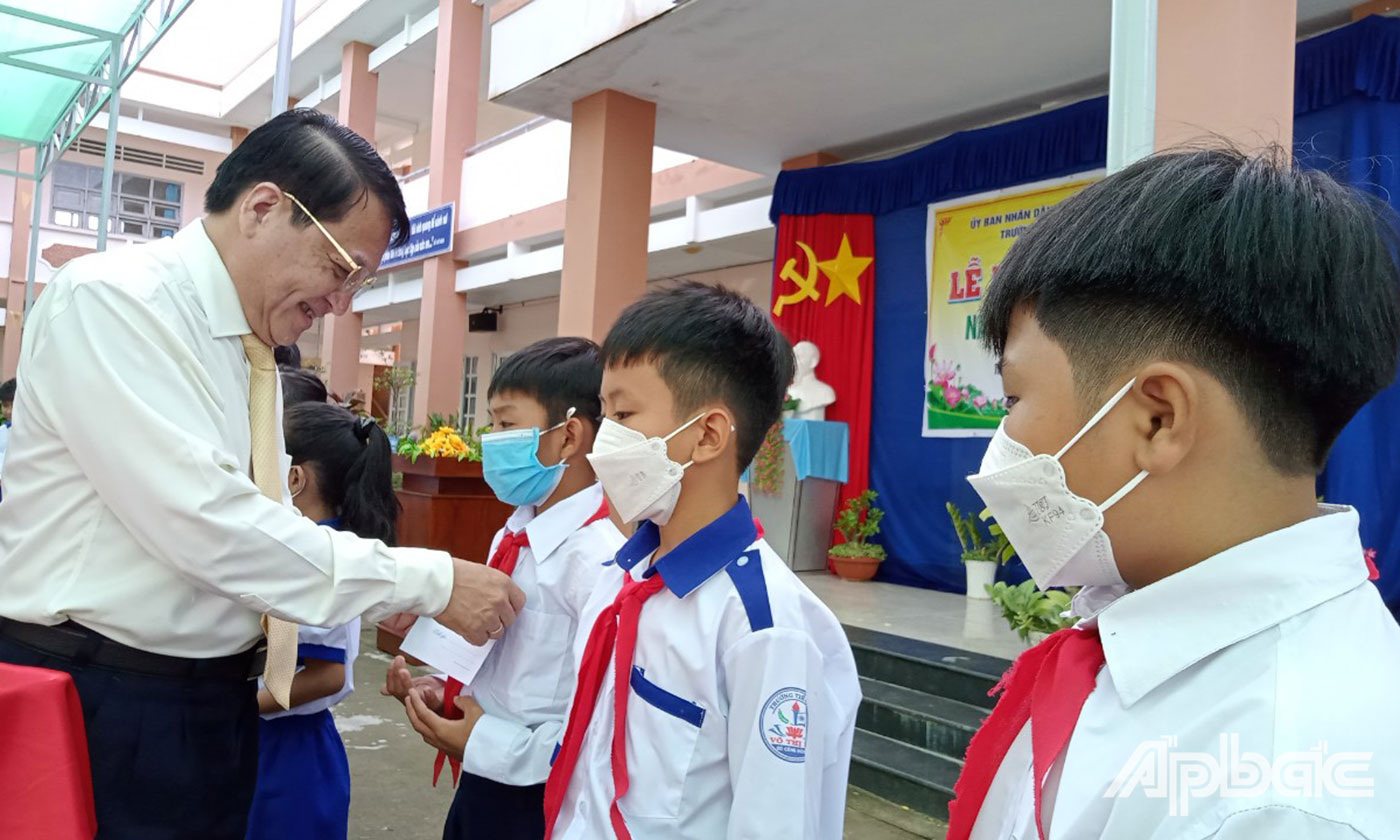 đồng chí Phạm Văn Trọng, Tỉnh ủy viên, Phó Chủ tịch UBND tỉnh Tiền Giang trao 20 suất học bổng (mỗi suất 1 triệu đồng); Nha khoa Tâm Đức trao 10 suất học bổng (mỗi suất 500 ngàn đồng) cho các em học sinh có hoàn cảnh khó khăn vượt khó học tốt của trường.