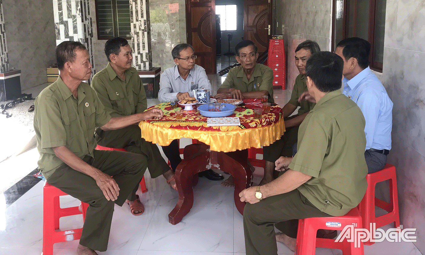 CCB Nguyễn Văn Bảy (ngồi giữa).