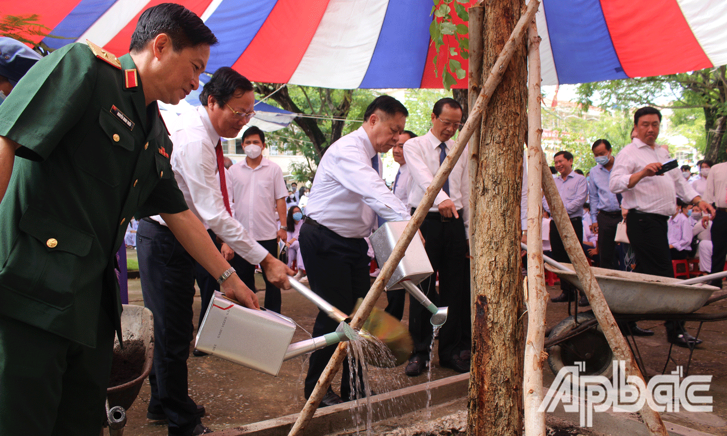 Trưởng Ban Tuyên giáo Trung ương Nguyễn Trọng Nghĩa và các đại biểu trồng cây lưu niệm. 