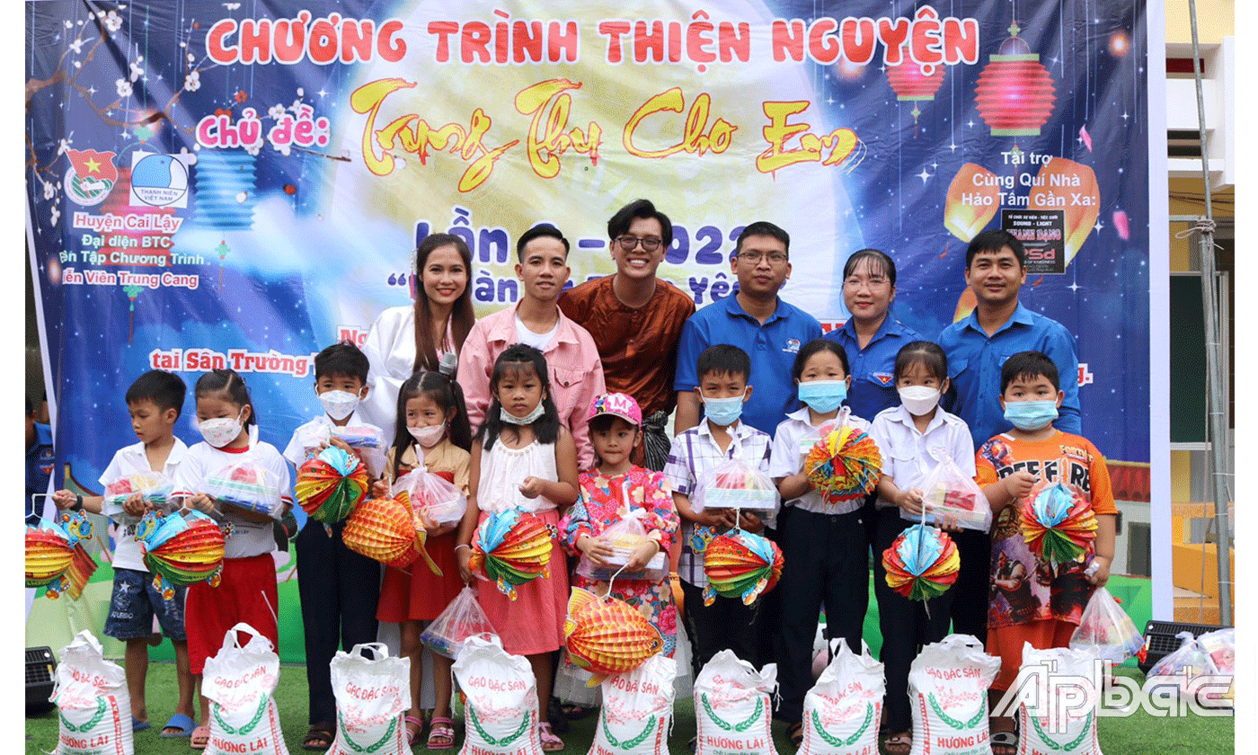 Trao quà cho các em học sinh trường Tiểu học Mỹ Thành Bắc.