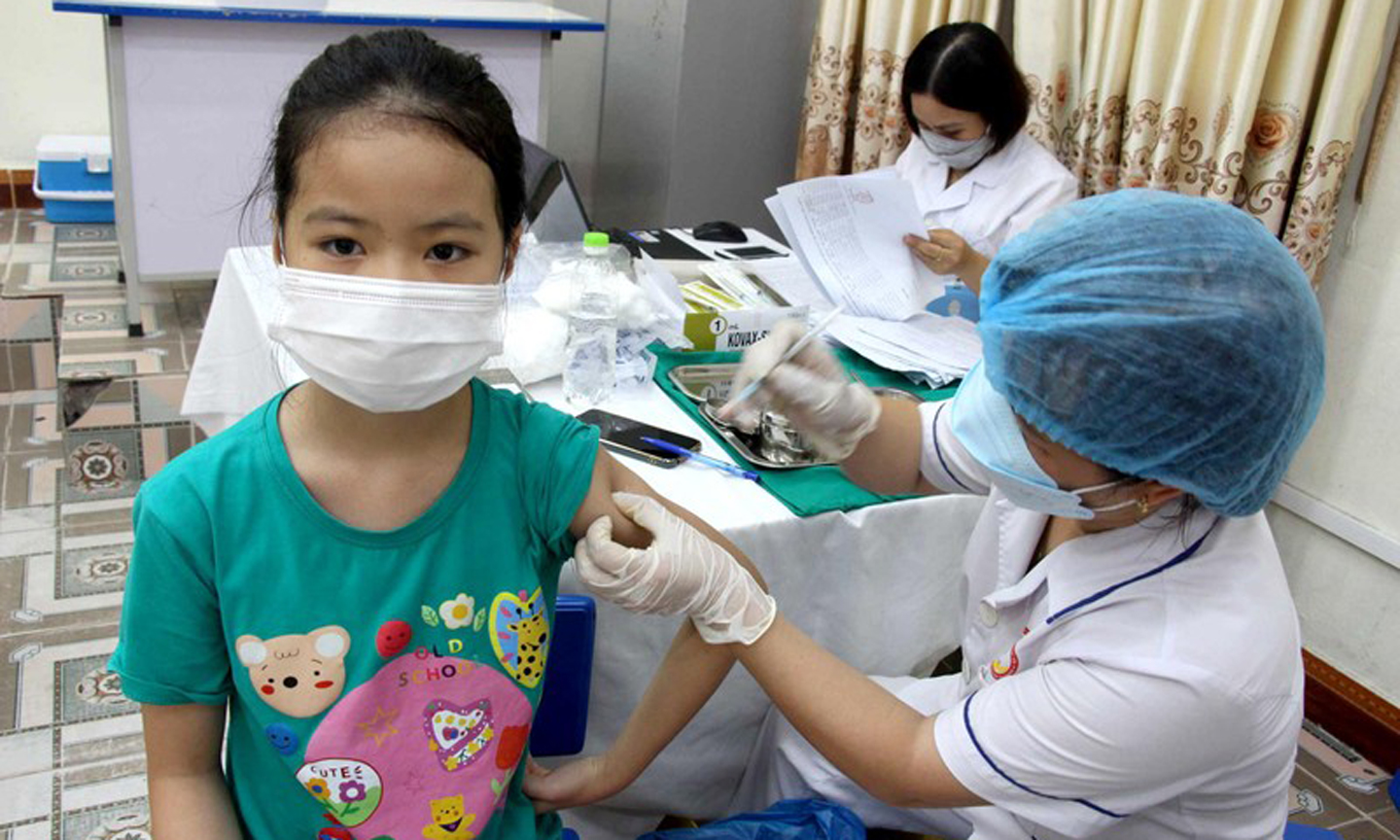 Tiêm vắc-xin phòng Covid-19 cho học sinh tại thị xã Quảng Yên (Quảng Ninh). (Ảnh: ÁNH TUYẾT)