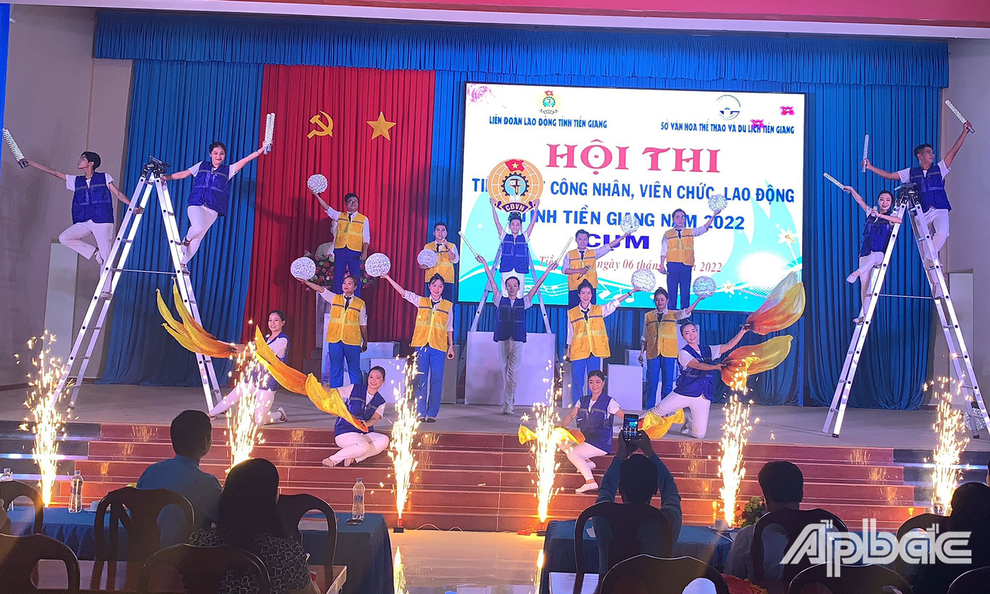 Hội thi Tiếng hát công nhân, viên chức, lao động tỉnh Tiền Giang là một trong những hoạt động thường niên được Liên đoàn Lao động tỉnh và Sở Văn hóa, Thể thao và Du lịch Tiền Giang duy trì phối hợp tổ chức hàng năm, nhằm tạo sân chơi bổ ích, lành mạnh, góp phần đem lại nét đẹp văn hóa và đời sống tinh thần cho đoàn viên, công nhân, viên chức, lao động tỉnh nhà. 
